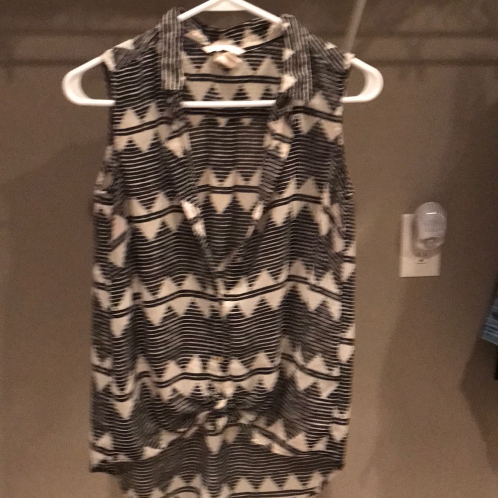 H&M’ short sleeve button up shirt